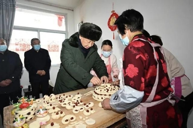 2022年1月26日，習近平總書記在山西省臨汾市霍州市師莊鄉(xiāng)馮南垣村，同師紅兵一家做年饃。新華社記者 李學仁 攝