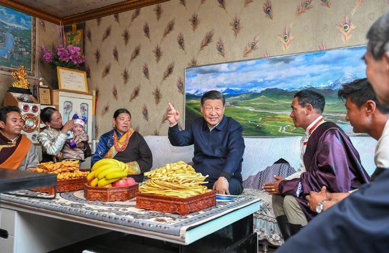 △2021年6月8日，習(xí)近平總書記在青海海北藏族自治州剛察縣果洛藏貢麻村，同藏族牧民索南才讓一家人圍坐在客廳聊家常。