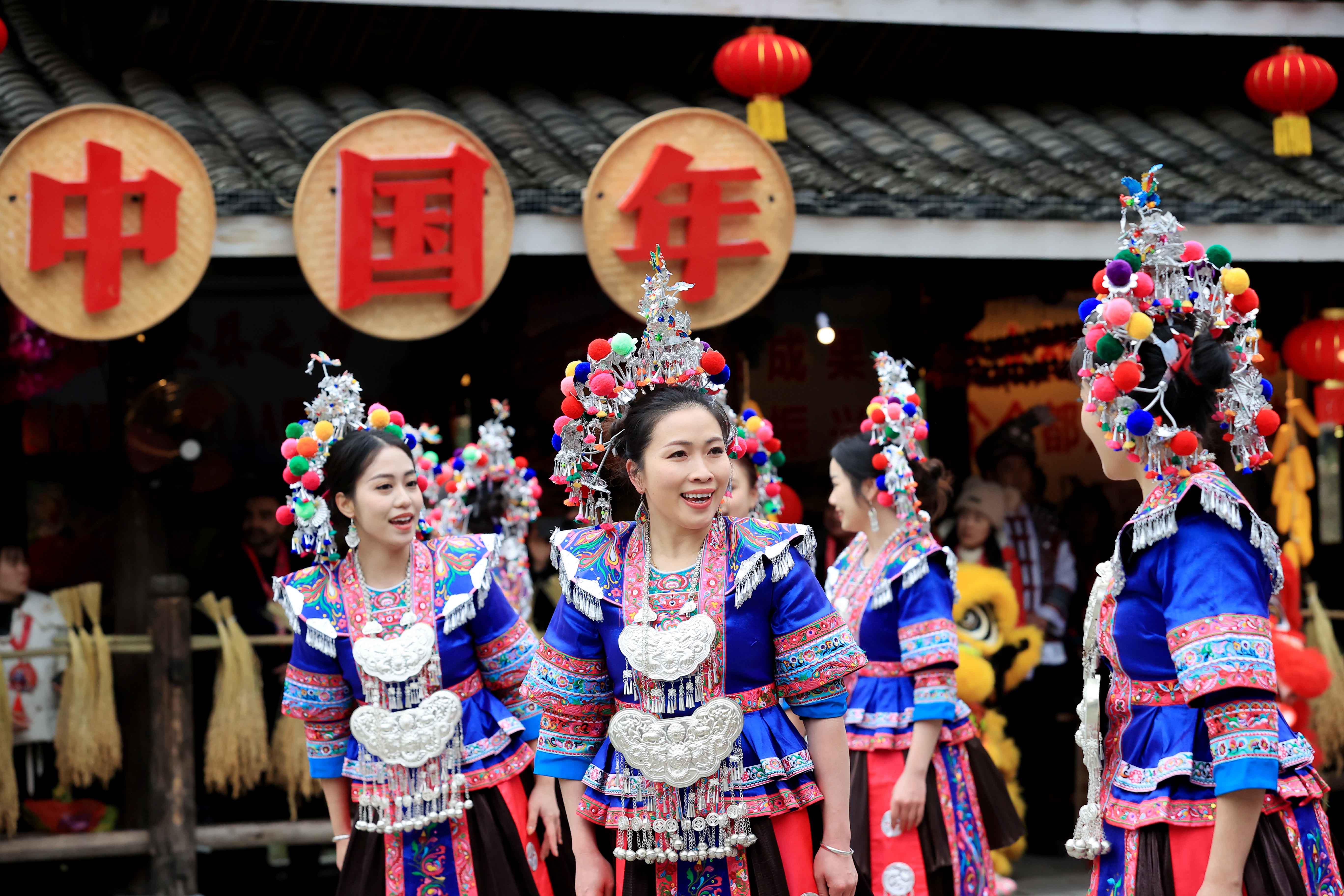 △2024年2月3日，在廣西柳州三江侗族自治縣林溪鎮(zhèn)程陽八寨景區(qū)，“村晚”紅紅火火進行。