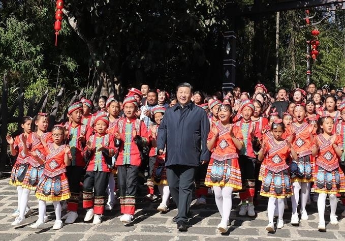 △2020年1月19日，習(xí)近平總書記來到云南騰沖市清水鄉(xiāng)三家村中寨司莫拉佤族村看望鄉(xiāng)親們。告別時，鄉(xiāng)親們唱著《阿佤人民唱新歌》，簇擁著總書記走出村口，歌聲笑聲在村寨久久回蕩。