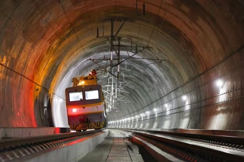 凌晨，接觸網(wǎng)作業(yè)車(chē)的燈光紅黃相間。胡鵬攝