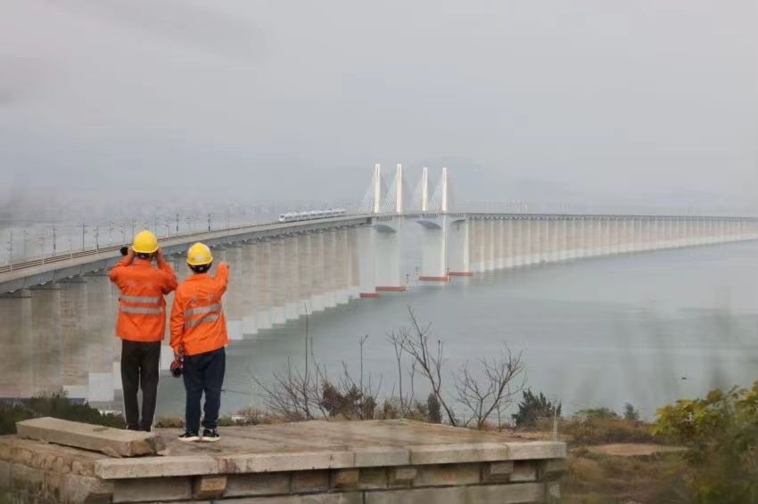 許沖和工友在白天巡視湄洲灣大橋上的供電設(shè)備。胡鵬攝