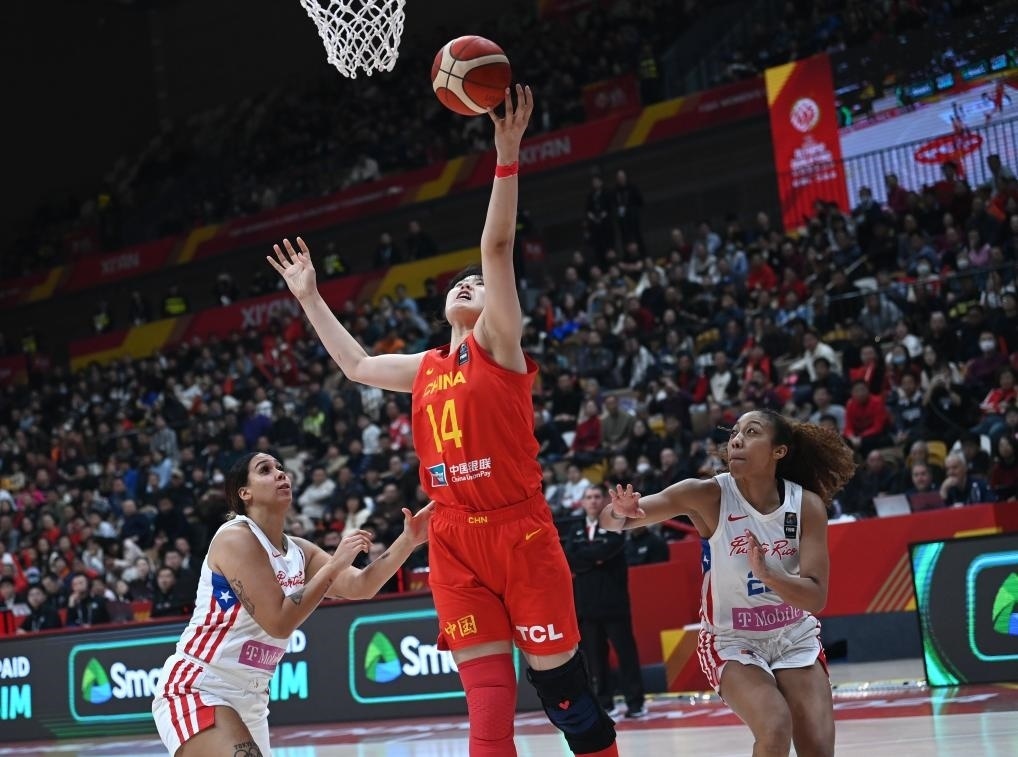 2月11日，中國隊球員李月汝（中）在比賽中上籃。新華社記者 李一博 攝