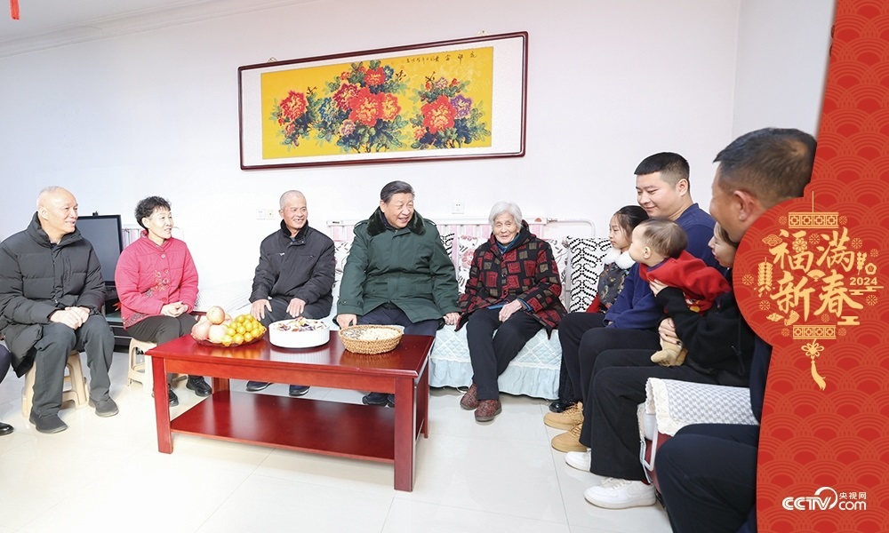 2024年2月1日，習(xí)近平總書記在天津市西青區(qū)辛口鎮(zhèn)第六埠村考察時(shí)，同村民杜洪剛一家人親切拉家常。