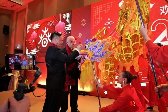 張漢暉（左）、施威特科（右）共同為彩龍點(diǎn)睛。于子恒攝