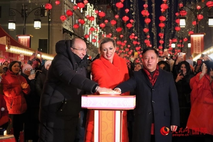 張漢暉、扎哈羅娃、科茲洛夫（從右至左）共同按下活動啟動按鈕。于子恒攝