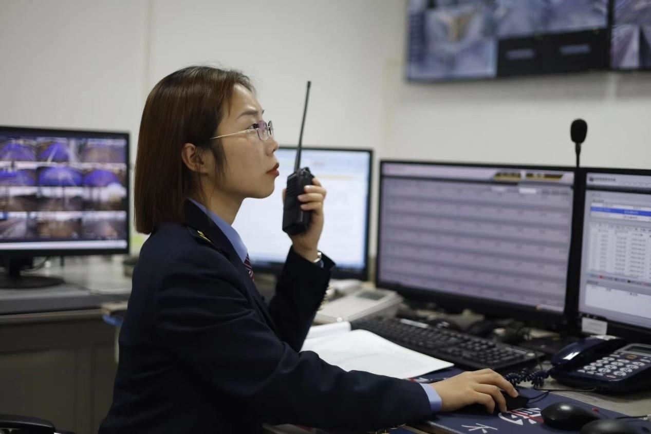 張華正在使用對講機(jī)溝通客運(yùn)工作情況。蔡紫妍攝