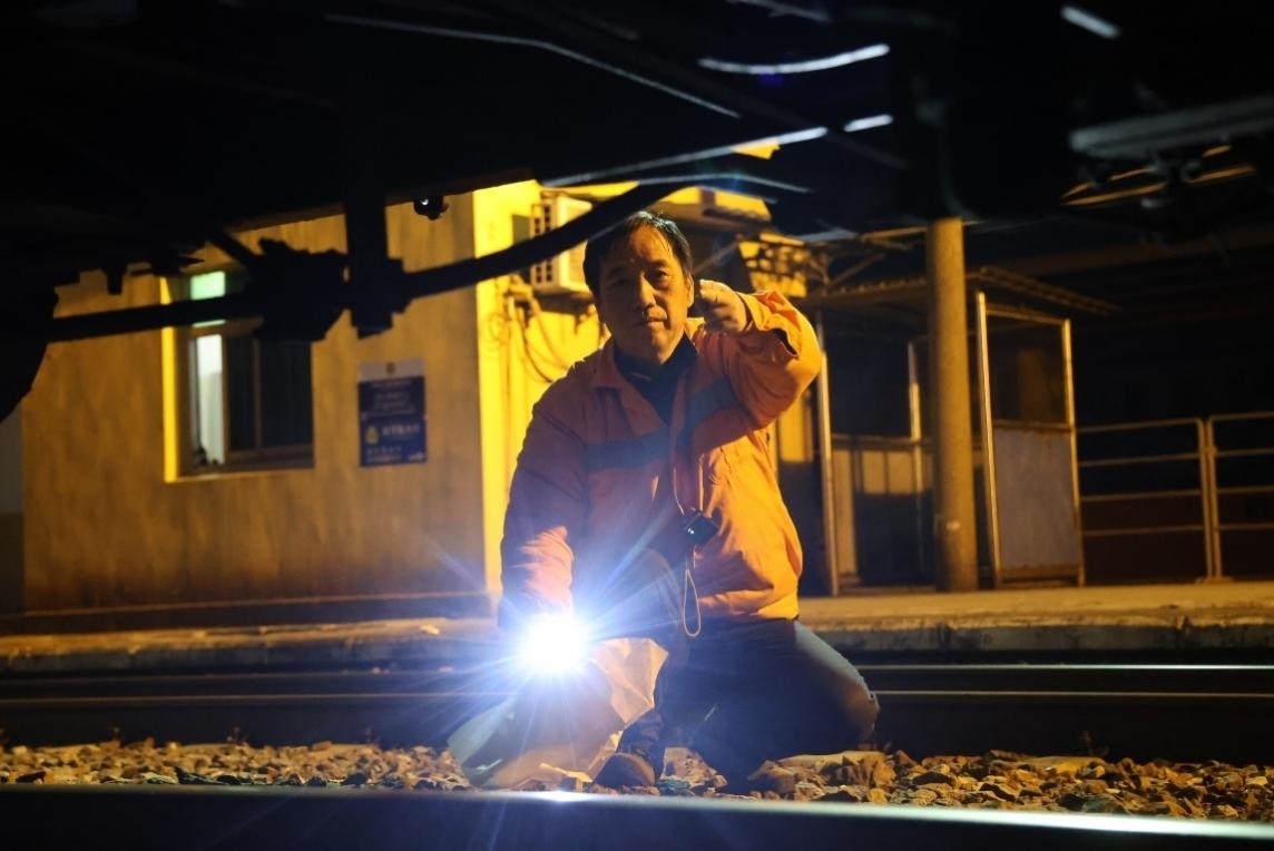 凌晨2點(diǎn)，李金饒正在檢查關(guān)門車。陸佳駿攝