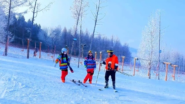 新春走基層｜滑雪場上過春節(jié)！冰城“冷資源”變成“熱經(jīng)濟”