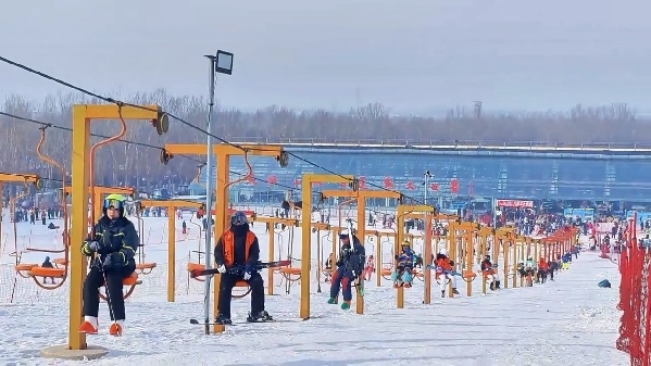 新春走基層｜滑雪場上過春節(jié)！冰城“冷資源”變成“熱經(jīng)濟”