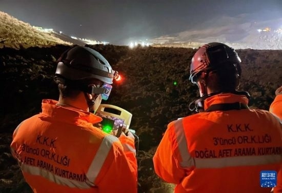 2月13日，救援人員在土耳其東部埃爾津詹省伊利奇區(qū)礦難現(xiàn)場工作。新華社發(fā)（穆斯塔法·卡亞攝）