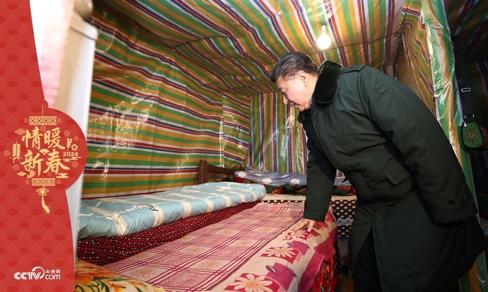 2018年2月11日，習(xí)近平總書記在四川三河村貧困戶吉好也求家中看望。