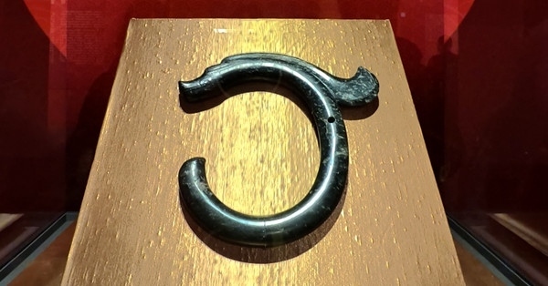 紅山文化C形玉龍。人民網(wǎng)記者 韋衍行攝