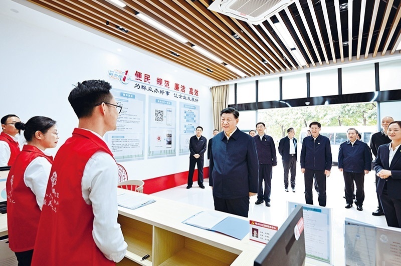 2023年12月14日至15日，中共中央總書記、國家主席、中央軍委主席習(xí)近平在廣西考察。這是14日上午，習(xí)近平在南寧市良慶區(qū)蟠龍社區(qū)黨群服務(wù)中心考察。 新華社記者 燕雁/攝
