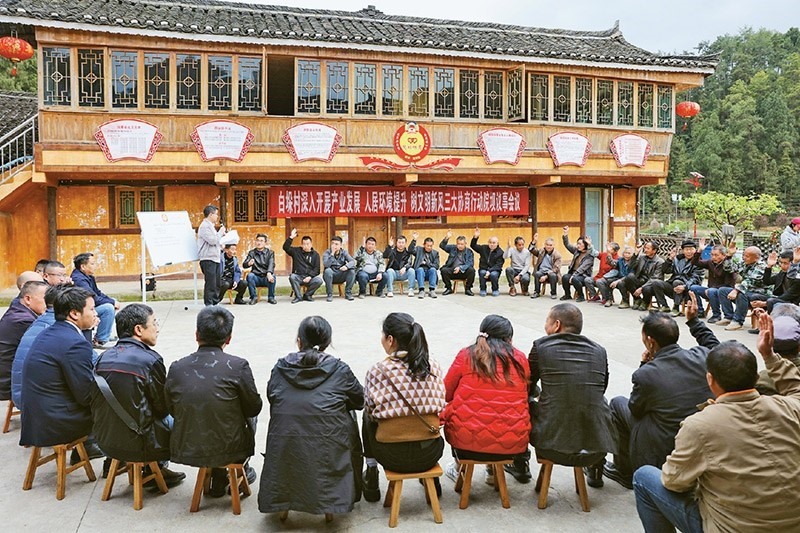 圖為2023年4月6日，貴州省黔東南苗族侗族自治州施秉縣白垛鄉(xiāng)白垛村村民在討論產(chǎn)業(yè)發(fā)展、人居環(huán)境提升、鄉(xiāng)村文明建設(shè)相關(guān)事宜。 人民圖片 磨桂賓/攝