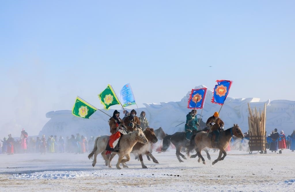 賽馬選手在內(nèi)蒙古自治區(qū)第二十屆冰雪那達(dá)慕開幕式上入場(chǎng)（2023年12月17日攝）。新華社記者 王楷焱 攝