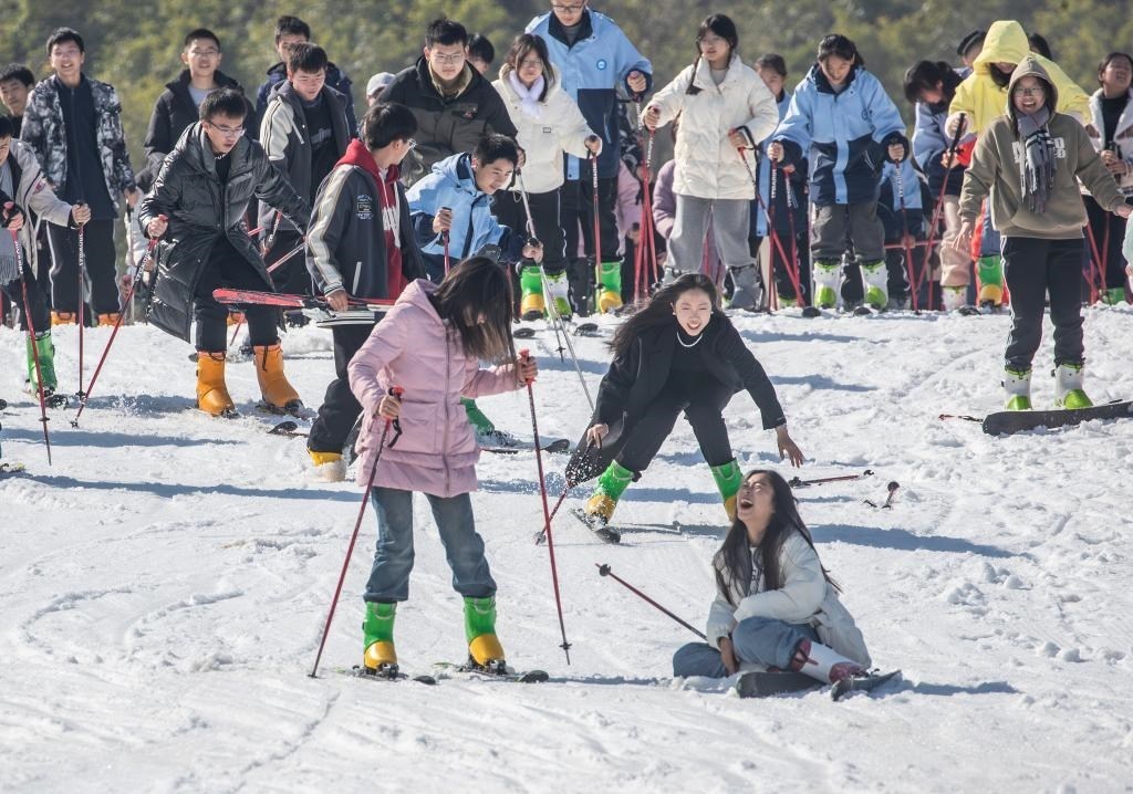 游客在重慶市南川區(qū)金佛山北坡滑雪場(chǎng)滑雪（2023年11月22日攝）。新華社發(fā)（瞿明斌攝）