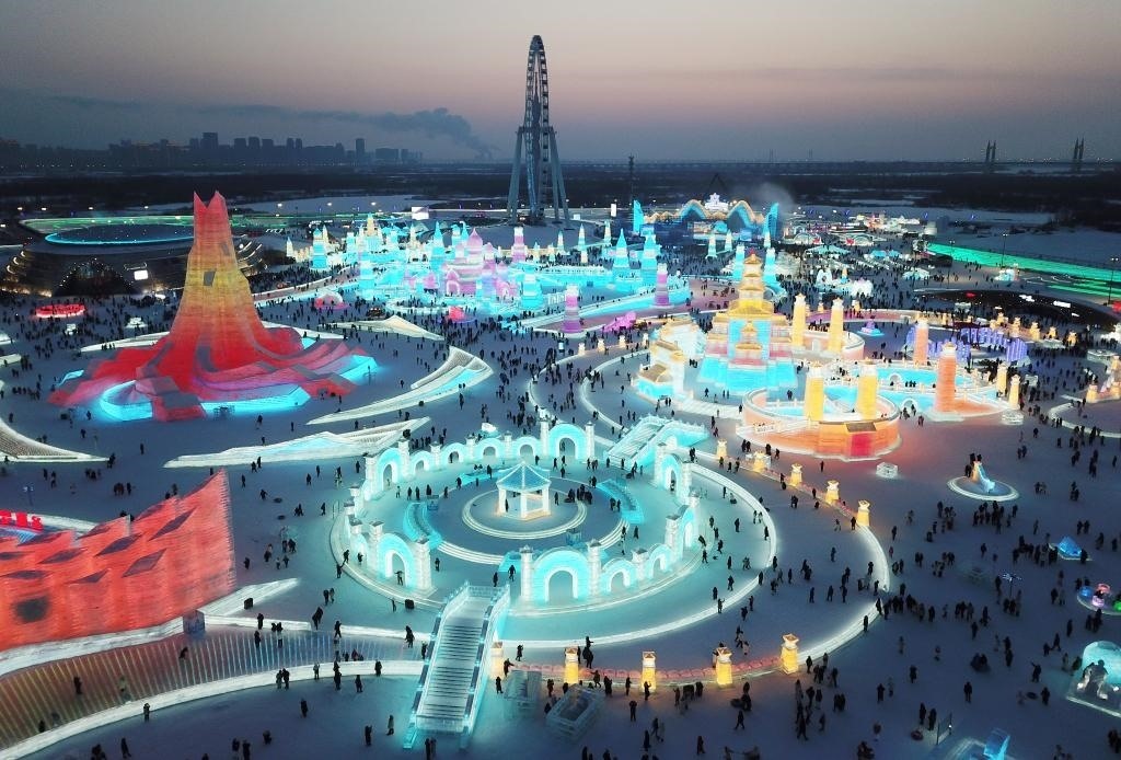 游客在哈爾濱冰雪大世界游玩（無(wú)人機(jī)照片，2024年1月5日攝）。新華社記者 王建威 攝