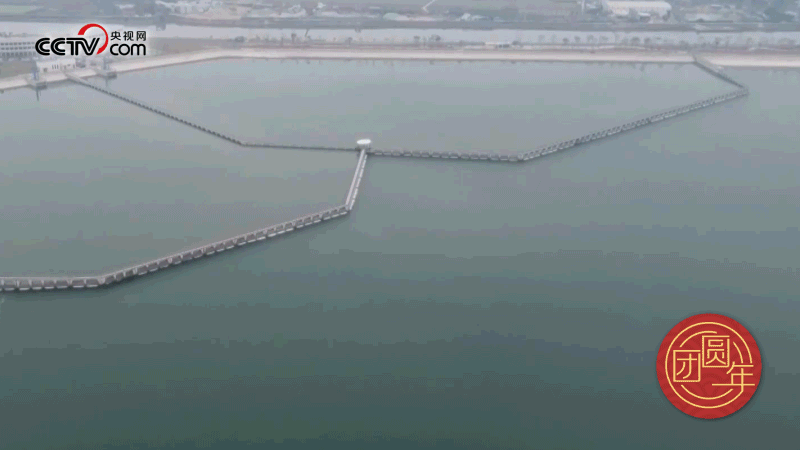 △西江潛地行，潤澤大灣區(qū)。珠江三角洲水資源配置工程西起廣東佛山順德西江干流鯉魚洲，穿越獅子洋，東至深圳公明水庫，是世界上流量最大的長距離有壓調(diào)水工程。