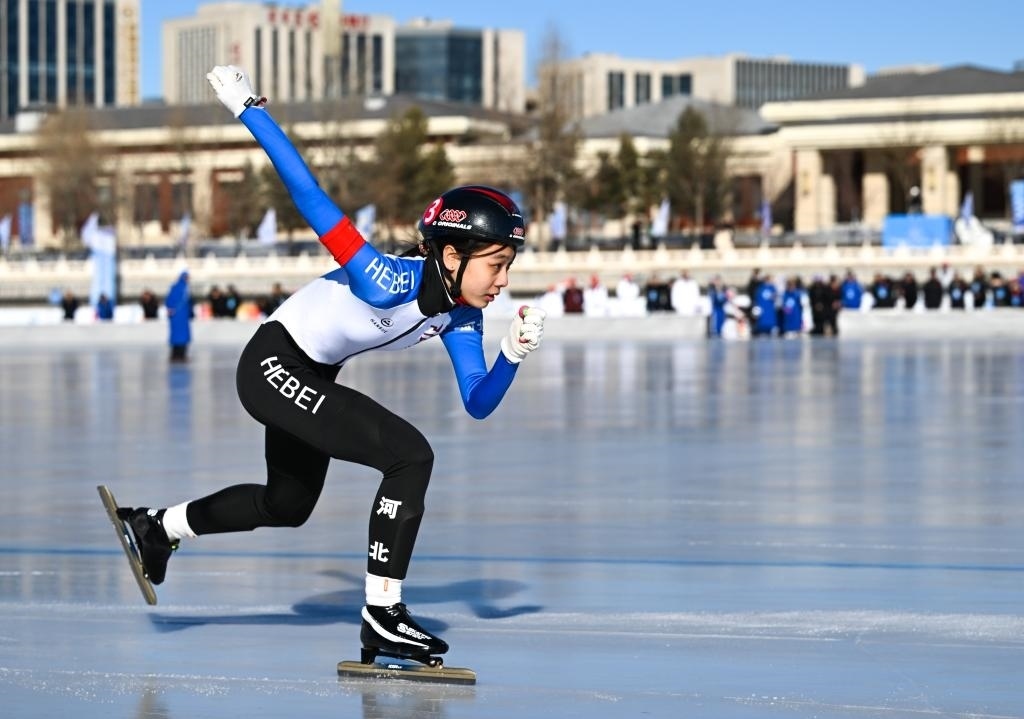 河北隊(duì)選手許一凡在第十四屆全國(guó)冬季運(yùn)動(dòng)會(huì)群眾速度滑冰比賽4X200米混合接力比賽中（2024年1月14日攝）。新華社記者 貝赫 攝