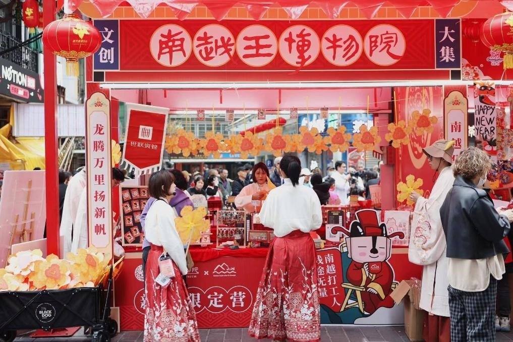 在西湖花市的南越王博物院攤位，文創(chuàng)與花市的跨界融合吸引了不少市民游客駐足。（南越王博物院供圖）