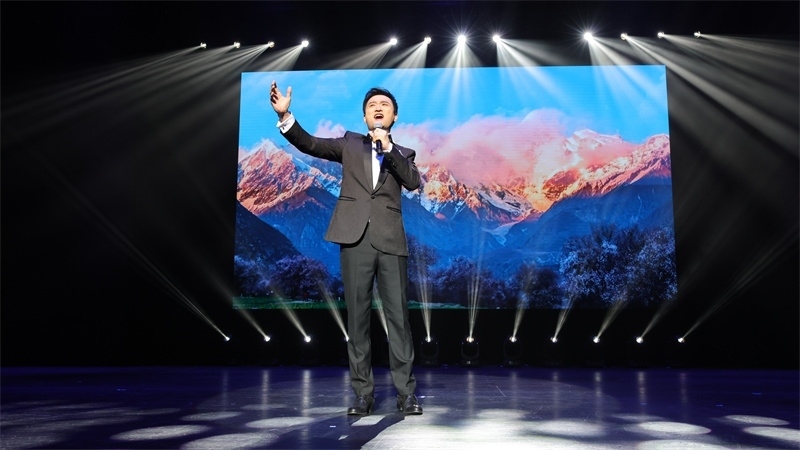 中國鐵路文工團(tuán)獨唱演員、第十二屆中國音樂金鐘獎聲樂（民族）唱法金獎獲得者馬小明演唱歌曲《天路》。張凱攝
