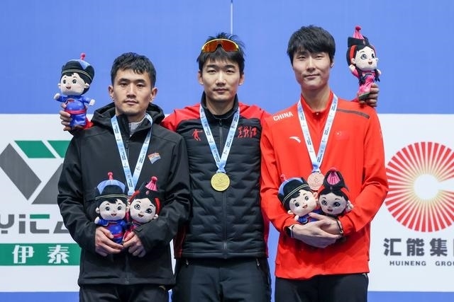 1月12日，“十四冬”速度滑冰（公開組）男子500米比賽，冠軍黑龍江隊選手高亭宇（中）、亞軍遼寧隊選手楊濤（左）、季軍河北隊選手李添龍在頒獎儀式上合影。新華社記者 王楷焱 攝