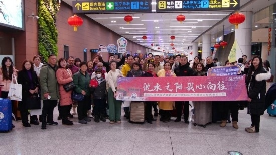 2月11日，一批馬來西亞游客抵達(dá)沈陽桃仙國際機場。新華社發(fā)