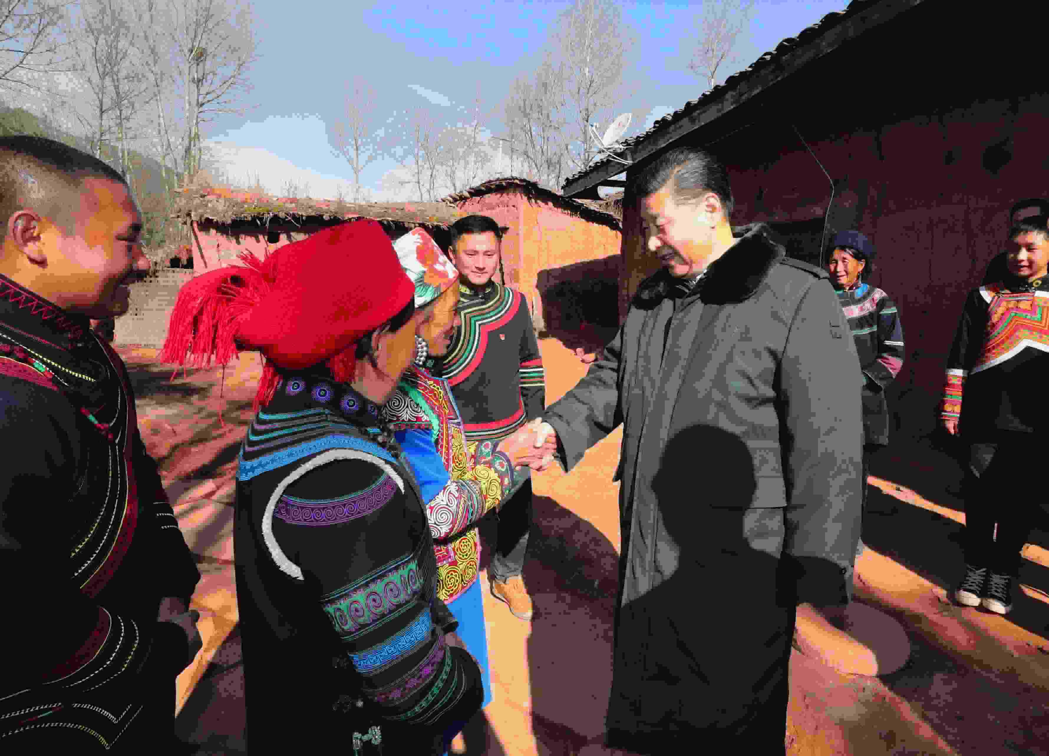 △ 2018年2月11日，習(xí)近平總書記驅(qū)車2個(gè)多小時(shí)，從四川西昌市來到位于大涼山深處的昭覺縣三岔河鄉(xiāng)三河村、解放鄉(xiāng)火普村，走進(jìn)彝族貧困群眾家中，看實(shí)情、問冷暖、聽心聲，同當(dāng)?shù)馗刹咳罕姽采叹珳?zhǔn)脫貧之策。