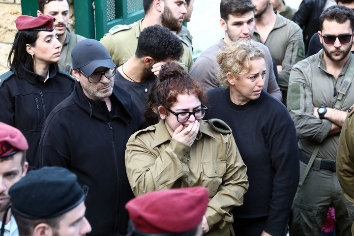 1月23日，在以色列特拉維夫的一處公墓，人們參加一名以色列士兵的葬禮。新華社發(fā)（吉德翁·馬科維奇攝/基尼圖片社）