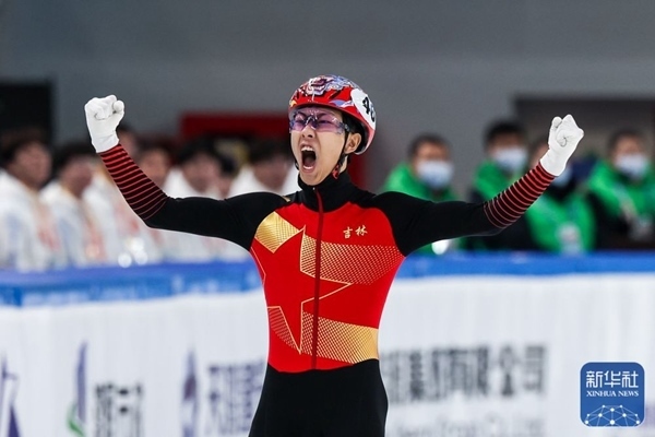 吉林隊(duì)選手孫龍沖線后慶祝勝利。新華社記者 李博 攝