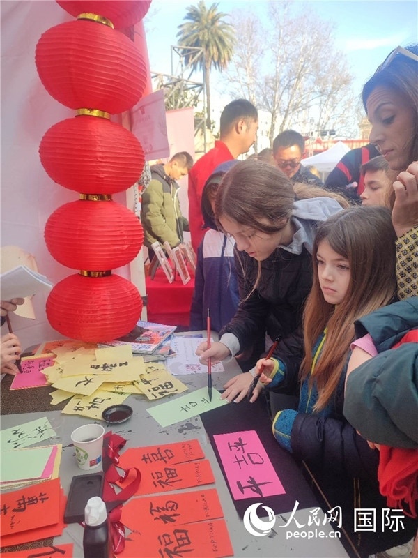 羅馬當(dāng)?shù)孛癖妼?duì)漢字充滿興趣。人民網(wǎng)記者鄭彬攝