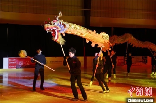 當(dāng)?shù)貢r(shí)間2月17日晚，作為農(nóng)歷甲辰龍年“歡樂(lè)春節(jié)”系列活動(dòng)之一，別具特色的青少年冰上春晚在加拿大多倫多舉行。圖為青少年表演冰上舞龍。 中新社記者 余瑞冬 攝