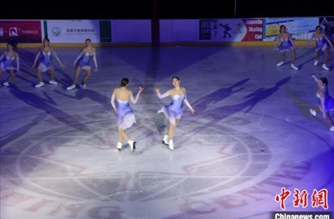 當(dāng)?shù)貢r(shí)間2月17日晚，青少年冰上春晚在加拿大多倫多舉行。圖為曾獲加拿大全國(guó)冠軍的一支青少年花滑隊(duì)進(jìn)行集體自由滑表演。 中新社記者 余瑞冬 攝