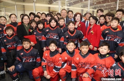 當(dāng)?shù)貢r(shí)間2月17日晚，青少年冰上春晚在加拿大多倫多舉行。圖為中國(guó)駐多倫多總領(lǐng)事羅偉東和主辦方代表、與會(huì)嘉賓與“未來(lái)之星”冰球隊(duì)華裔少年冰球手們合影。 中新社記者 余瑞冬 攝