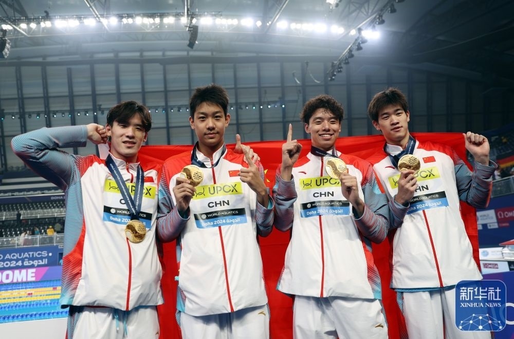 2月11日，2024年多哈游泳世錦賽男子4×100米自由泳接力決賽，中國隊(duì)選手王浩宇、張展碩、季新杰和潘展樂（從左到右）在頒獎(jiǎng)儀式后合影慶祝。新華社記者 雒圓 攝