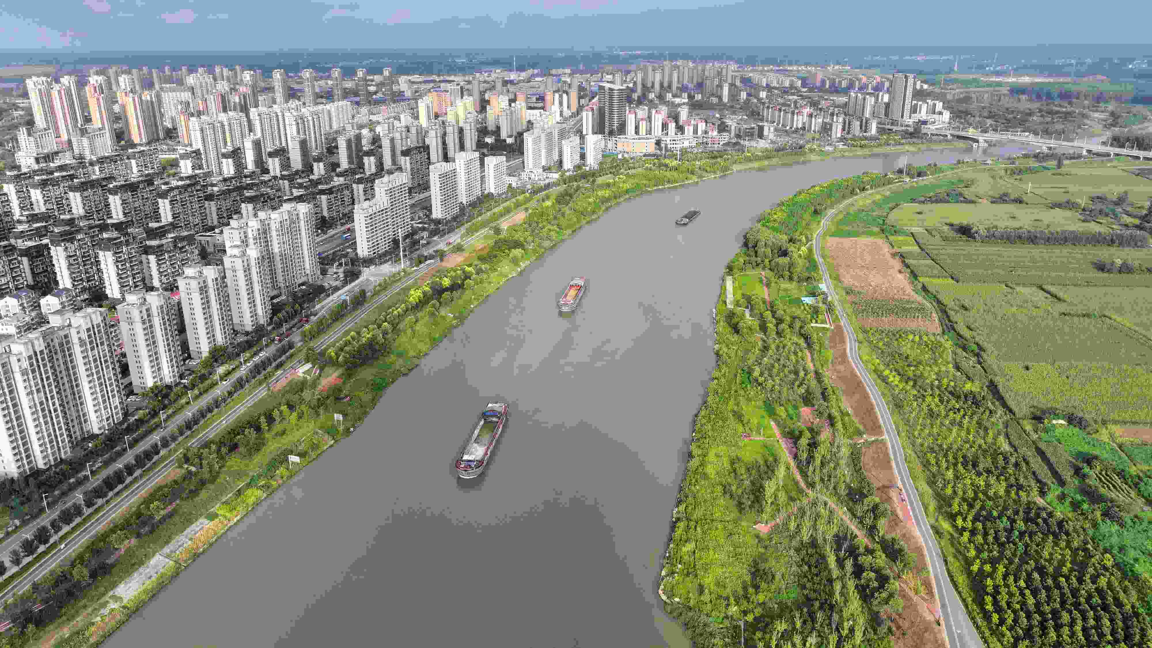 △ 2023年8月21日，安徽阜陽，初秋時節(jié)，界首城市建設(shè)與沙潁河水系、橋梁和綠植相映襯，構(gòu)成一幅生態(tài)宜居的美麗畫卷。