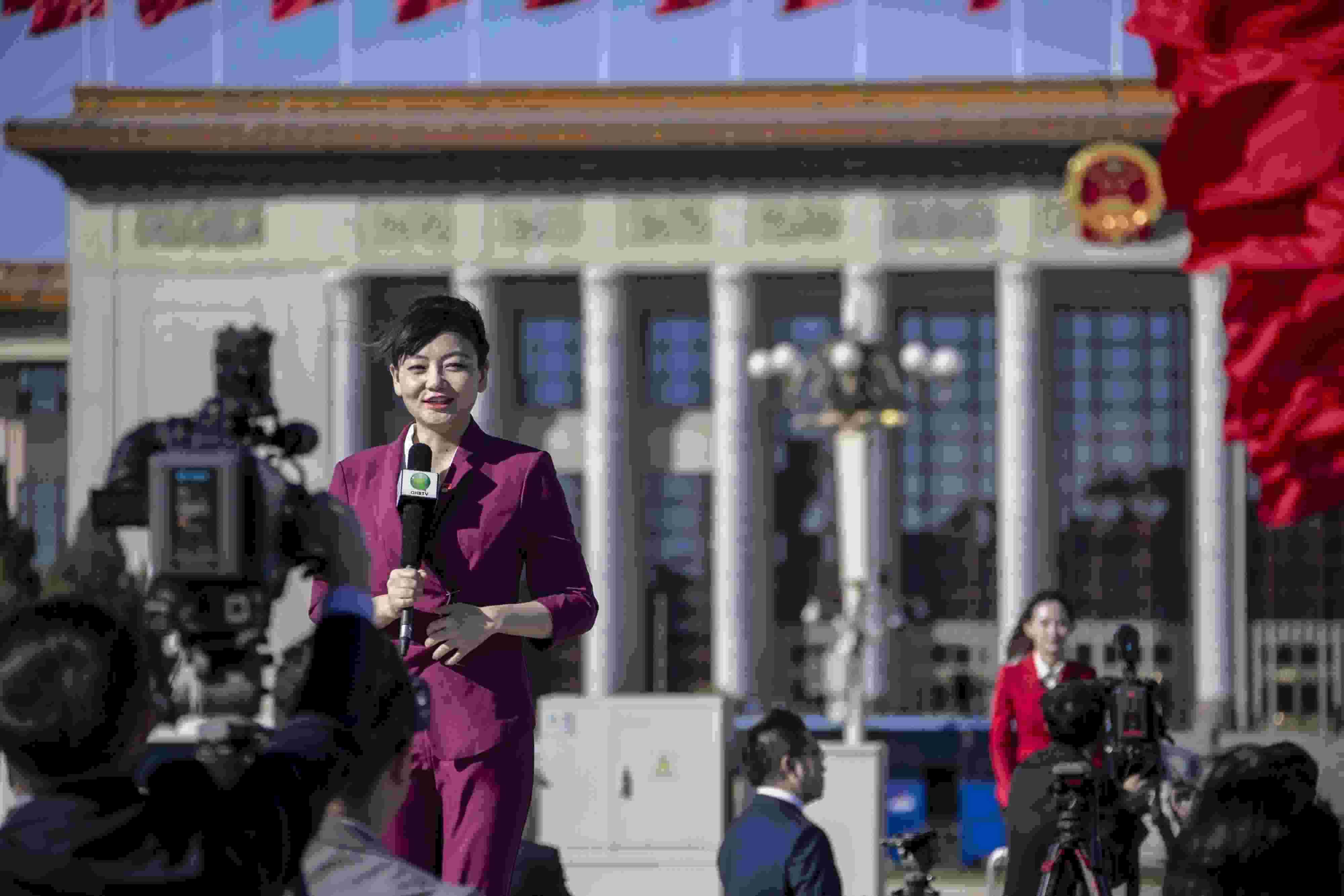 △ 2022年10月22日，北京人民大會(huì)堂，中國(guó)共產(chǎn)黨第二十次全國(guó)代表大會(huì)勝利閉幕，媒體記者戶外進(jìn)行現(xiàn)場(chǎng)報(bào)道。