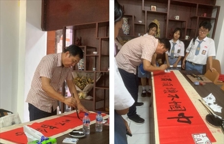 茍皓東展示中國書法藝術(shù)。巴陵康孔子學院供圖