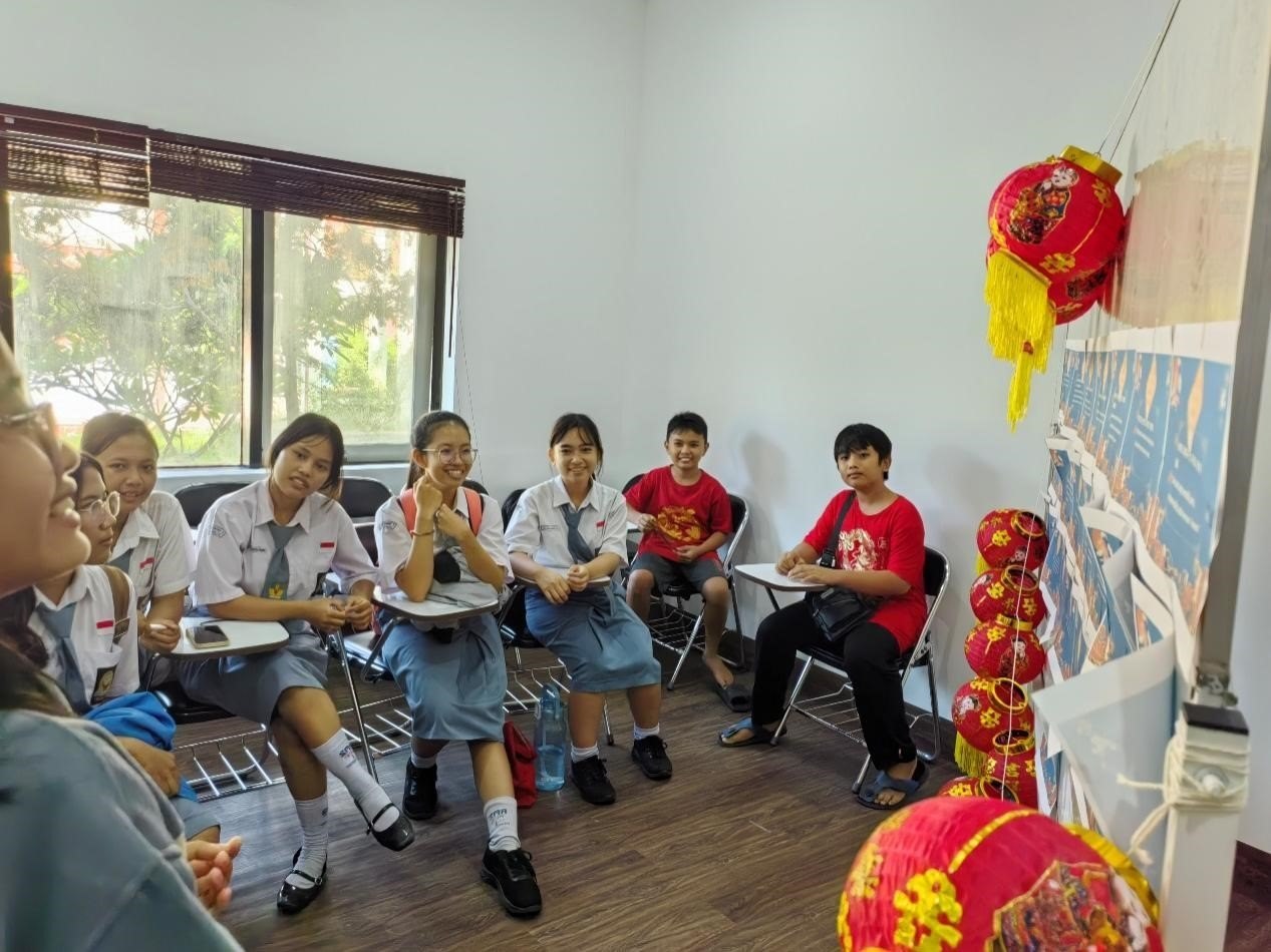 學生們踴躍參與猜燈謎活動。巴陵康孔子學院供圖