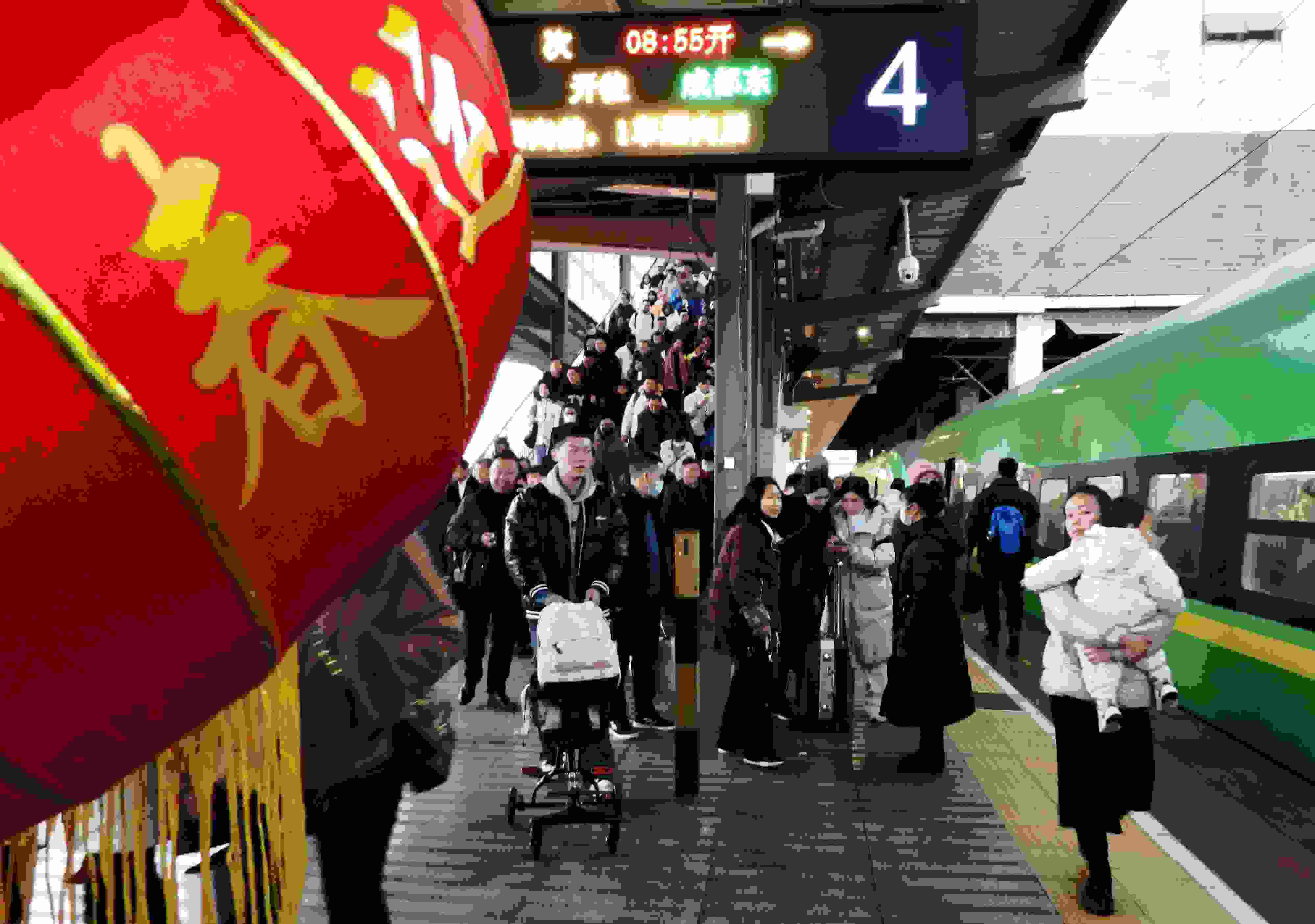 △ 2024年1月26日，四川省達(dá)州市車站，準(zhǔn)備乘坐“復(fù)興號”動車組列車出行的旅客。