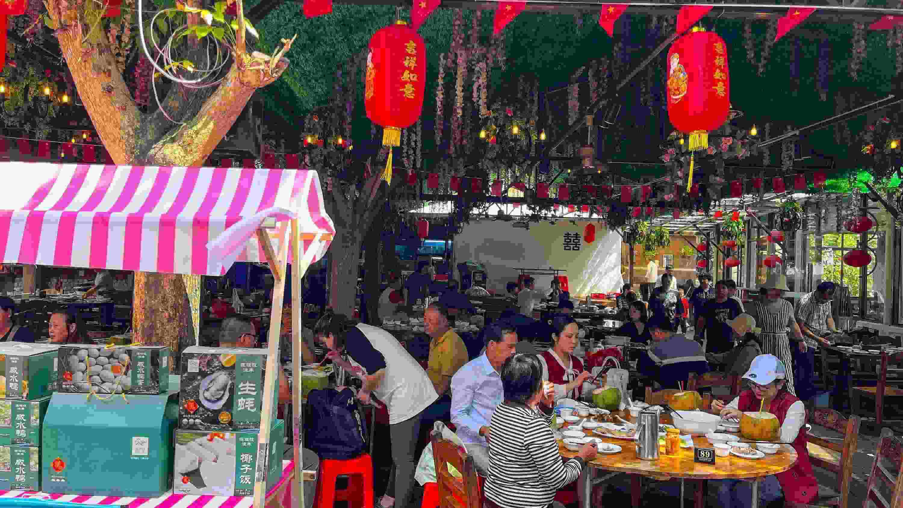 △ 2024年2月17日，春節(jié)假期最后一天，?？卩l(xiāng)村旅游持續(xù)火爆，眾多游客前往漁家樂品嘗特色海鮮和鄉(xiāng)村美食。