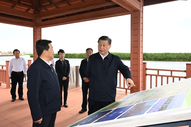 2023年6月5日，習(xí)近平總書(shū)記在內(nèi)蒙古自治區(qū)巴彥淖爾市烏梁素海考察。