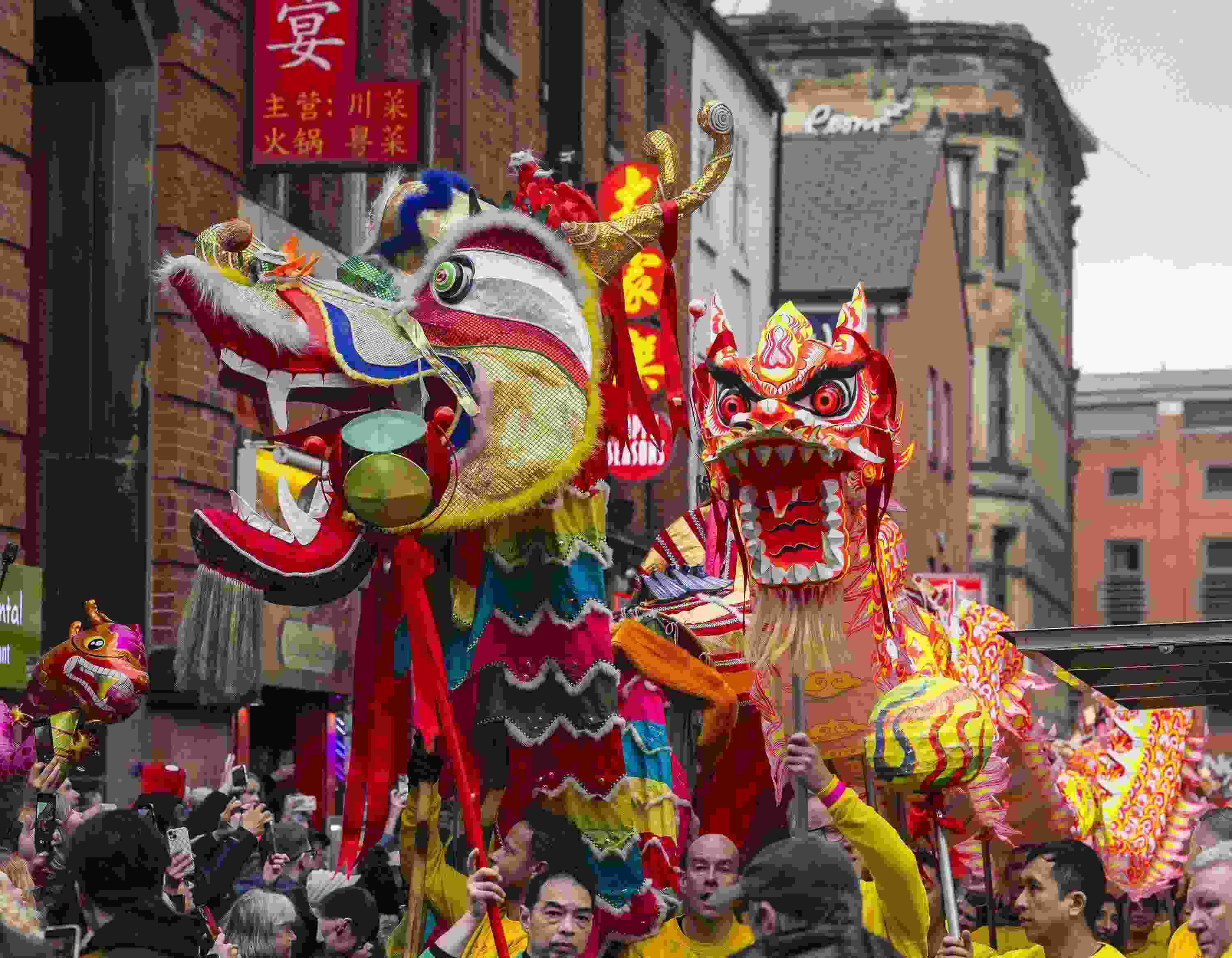 △ 當(dāng)?shù)貢r(shí)間2024年2月11日，英國曼徹斯特，表演者進(jìn)入中國城，參加中國農(nóng)歷龍年春節(jié)的慶?；顒?。