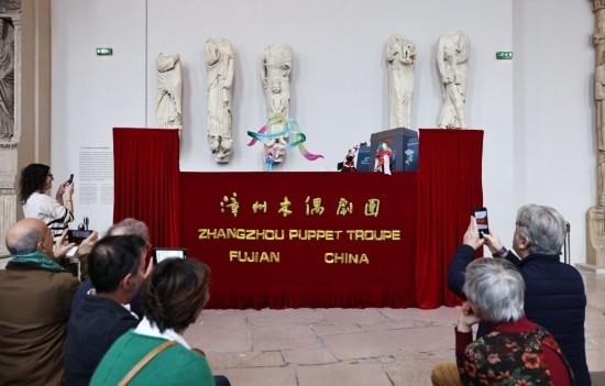 2月10日，在位于法國巴黎埃菲爾鐵塔附近的“建筑與遺產(chǎn)之城”博物館，觀眾欣賞漳州布袋木偶戲。新華社記者高靜攝