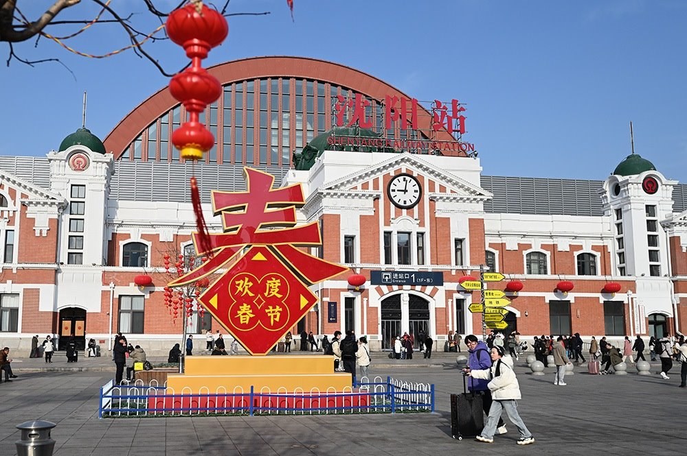 △ 2024年2月17日，沈陽站，人們拉著大大小小的行李箱，踏上了龍年新征程。