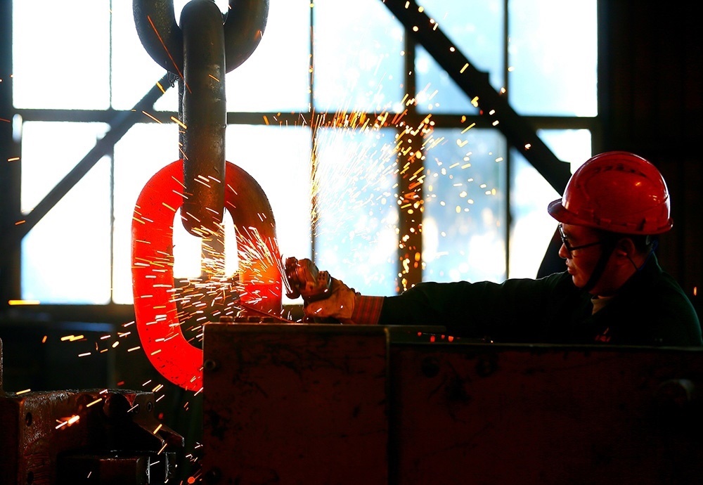 △ 2024年2月17日，青島市，即墨區(qū)靈山街道一家錨鏈企業(yè)，工人正在忙碌。