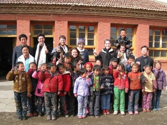 2008年，歐君廷帶領(lǐng)美國大學(xué)生到甘肅一所村辦小學(xué)訪問教課