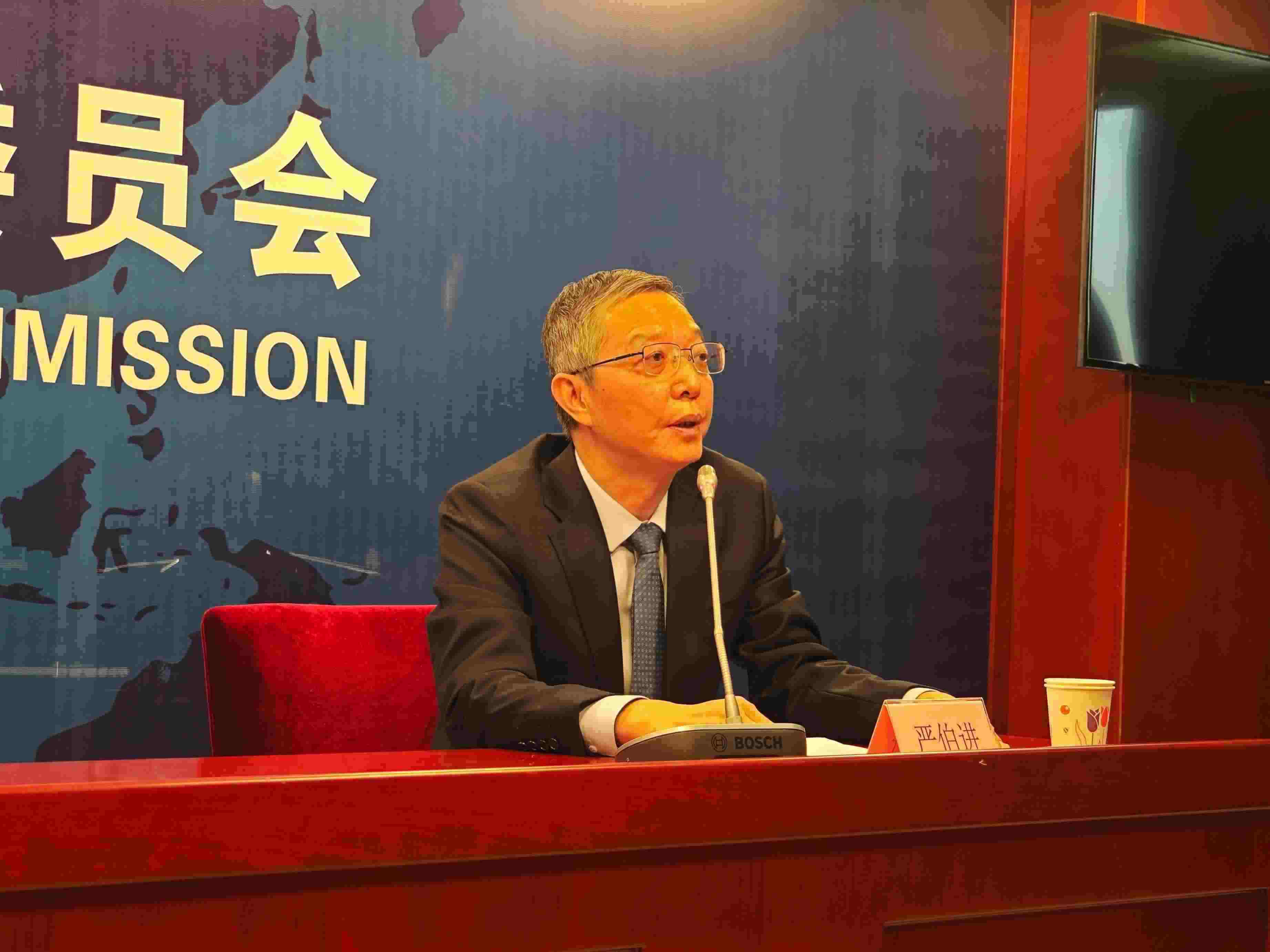 2月23日，嚴(yán)伯進(jìn)在證監(jiān)會(huì)例行新聞發(fā)布會(huì)現(xiàn)場(chǎng)。 人民網(wǎng) 黃盛 攝