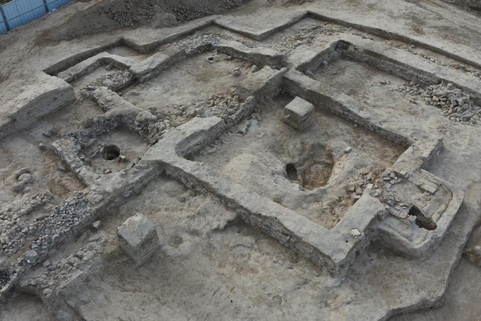 這是都蘭熱水墓群北一區(qū)M37號（“羊圈墓”）的祭祀建筑全景。